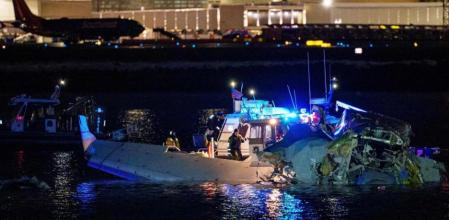 Un avión con 60 pasajeros y cuatro tripulantes se ha estrellado esta noche sobre el río Potomac en Washington, junto al aeropuerto Ronald Reagan (DCA), con un helicóptero militar con tres soldados, mientras se aproximaba a la pista de aterrizaje. El avión siniestrado era el vuelo 5342 de American Airlines, un jet Bombardier CRJ700 de PSA Airlines, y el helicóptero militar, un Sikorsky H-60 (Black Hawk), que estaba realizando un vuelo de entrenamiento.
El aeropuerto ha paralizado todas sus operaciones hasta el viernes, mientras bomberos y efectivos federales, estatales y locales realizan operaciones de búsqueda y rescate. Las autoridades no han dado todavía una cifra oficial de muertos pero ya han confirmado que han sacado “varios” cadáveres del río y no se ha rescatado a ninguna persona con vida. La cadena estadounidense Fox ha indicado que en el río se encuentra el avión partido en dos, mientras que el helicóptero también está bajo el agua, en su caso en posición del revés.