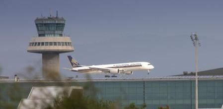 Un avión despega de la T-1 del aeropuerto de El Prat