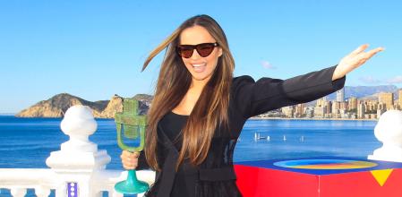 BENIDORM (COMUNIDAD VALENCIANA).02/02/25/ La ganadora del Benidorm Fest 2025, Melody, posa con su trofeo este domingo en Benidorm. Melody representará a España en Eurovisión. EFE/Morell