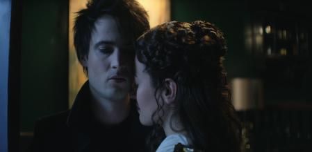 Tom Sturridge y Melissanthu Mahut en una imagen de 'Sandman', que no pasará de su segunda temporada.