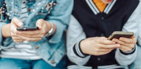 La desconexión imposible: por qué incluso sin redes seguimos pegados al móvil