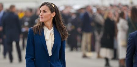 La Reina Letizia, el 11 de enero pasado, en el muelle del puerto de Cádiz desde donde despidió a la princesa Leonor que partía en el Juan Sebastián de Elcano