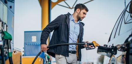 Echar pequeñas cantidades de combustible y no llegar a llenar nunca el depósito es una práctica desaconsejada.