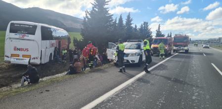 Imagen del autobús accidentado que ha provocado heridas a 14 personas