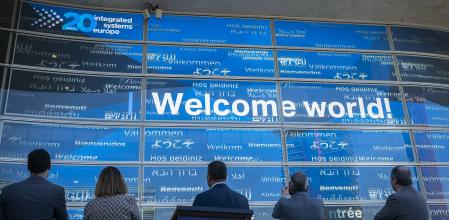 Mike Blackman, Presidente de Integrated System Europe (ISE), la feria de tecnologia audiovisual e integración de sistemas más importante del mundo, presenta la innovadora pantalla gigante de LED transparente en el acceso sur del recinto de Gran Via Fira, en el Hospitalet de Llobregat, 24 de enero de 2024