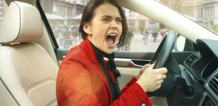 Mujer cabreada al volante