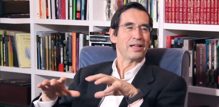 Mario Alonso Puig reflexionando sobre la fortaleza interior