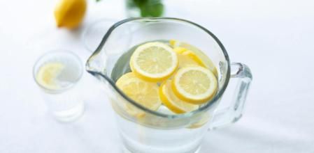 La sabiduría popular dice que el agua con zumo de limón es buena.