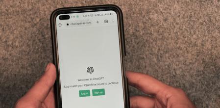 Un usuario usando ChatGPT