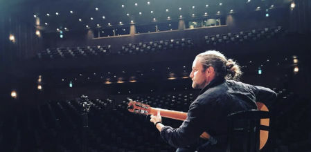 Domínguez trabajó con figuras internacionales como Wu-Tang Clan y Lizzo, además de participar en producciones musicales para marcas de prestigio como Louis Vuitton, Vogue y Salvatore Ferragamo