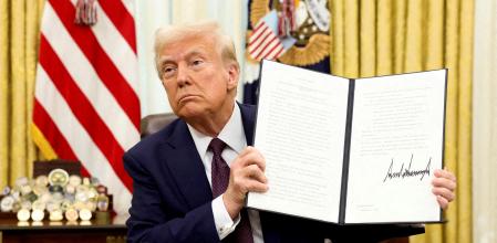 El presidente Trump tras firmar una de sus muchas órdenes ejecutivas aprobadas en los primeros meses de su segundo mandato 