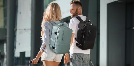 Una pareja con la mochila de cabina más vendida de Amazon