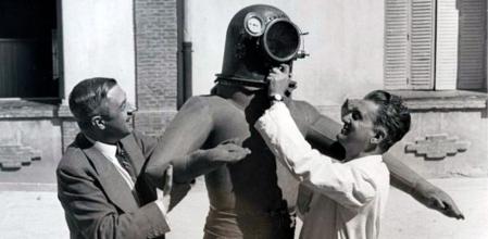 Emilio Herrera (izqda.) con un colega trabajando en su traje para ascender a la estratosfera, c. 1935