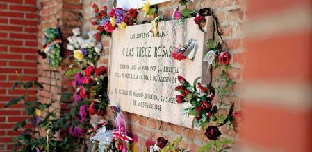 Homenaje a “las Trece Rosas” en el cementerio de la Almudena.