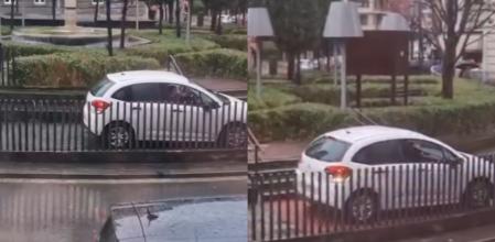 El conductor se despistó y quedó atrapado