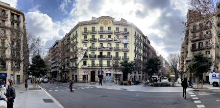 foto XAVIER CERVERA 07/02/2025 El Ayuntamiento ajuntament de Barcelona y Hàbitat 3 comprarán casa Orsola por nueve millones Crisis habitacional Los inversores que se hicieron con esta finca en el 2021 pagaron 6 millones de euros Collboni asegura que se suspenden los procesos de desahucio y que el edificio se dedicará a alquiler asequible