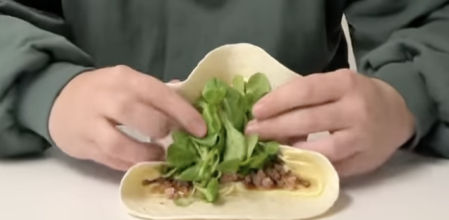 Con solo unos gestos, Izan enseña cómo organizar los ingredientes y cerrar la fajita correctamente