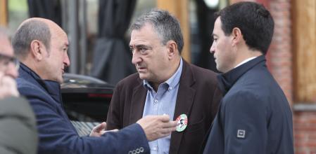 SUKARRIETA (BIZKAIA), 24/11/2024.- El presidente del PNV, Andoni Ortuzar (i), conversa con el portavoz del partido en el Congreso de los Diputados, Aitor Esteban (c), y con el lehendakari, Imaol Pradales, conversan mientras asisten al acto político del PNV en homenaje a su fundador, Sabino Arana, este domingo en Sukarrieta (Bizkaia). EFE/ Luis Tejido