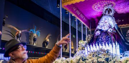 Jordi Milán muestra el papel de plata con que se cubrieron los soportes del paso de la Virgen