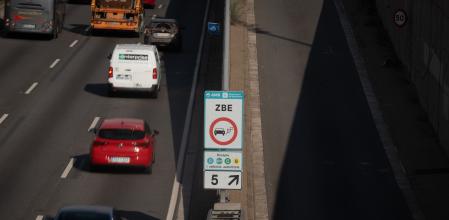 Cartel que delimita la Zona de Bajas Emisiones en Barcelona