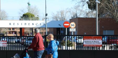 Un matrimonio camina frente a la residencia de Francisco de Vitoria, a 13 de marzo de 2023, en Alcalá de Henares, Madrid (España). La inspección sanitaria del Ayuntamiento de Alcalá de Henares ha detectado altos niveles de la legionela del tipo neumófila, la considerada 