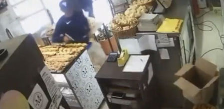 El momento de la entrada del primer delincuente armado