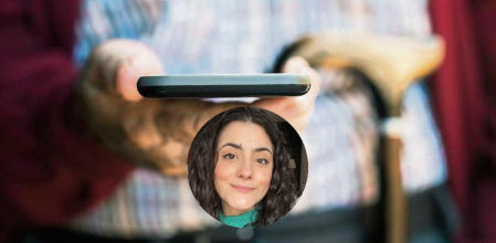 Abuelo utilizando un teléfono móvil