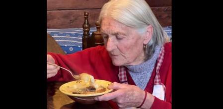 Angeleta de Avellanos prepara y prueba la receta tradicional de la sopa de timonets.