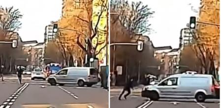 El doble fallo que cometen un peatón y el conductor de una furgoneta que casi acaba en incidente en una calle de Madrid