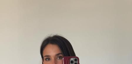 María Pombo con el conjunto casual con la gabardina de Burberry