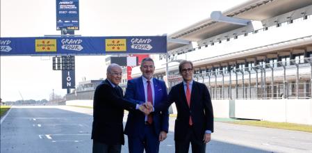Carmelo Ezpeleta, Miquel Sàmper y Peu Relat, en el Circuit, tras firmar el acuerdo de renovación del contrato de MotoGP con Montmeló