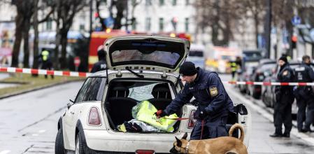 Los servicios de emergencia inspeccionan el vehículo en el que viajaba el joven afgano (Matthias Balk/dpa via AP)