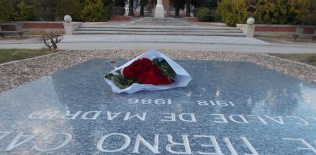 Flores en la tumba de Enrique Tierno Galván.