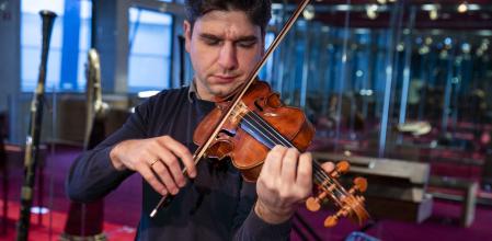 UN COMPONENETE DE LA OBC PRUEBA UN VIOLIN EN EL MUSEO DE LA MÚSICA DEL AUDITORI , FABRICADO POR EL ATELIER DUCLOS. DATADO EN EL SIGLO XVIII Y HECHO EN BARCELONA