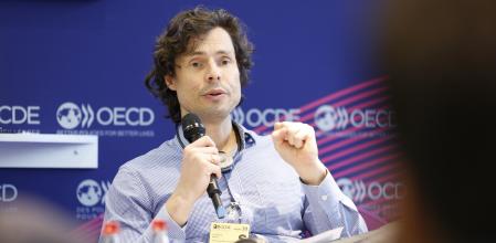 Martijn Konings es profesor de Política Económica y Teoría Social en la Universidad de Sidney ;