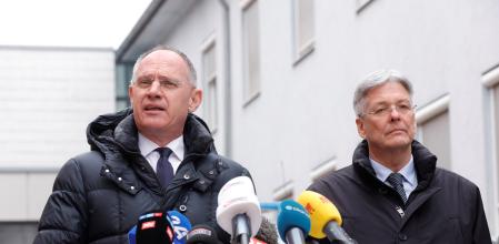 El ministro del Interior austriaco, Gerhard Karner, habla junto al gobernador de Carintia, Peter Kaiser, en una conferencia de prensa frente a una comisaría de policía en la ciudad de Villach