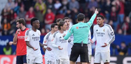 PAMPLONA, SPAIN - FEBRUARY 15: Jude Bellingham of Real Madrid receives a red card form match Referee, JosÃ© Luis Munuera Montero and is sent off during the LaLiga match between CA Osasuna and Real Madrid CF at Estadio El Sadar on February 15, 2025 in Pamplona, Spain. (Photo by Juan Manuel Serrano Arce/Getty Images)
