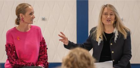 Dos supervivientes. Sandra Ibarra y Joana Bonet charlaron sobre sus respectivas experiencias delante de más de 60 pacientes de cáncer de mama..