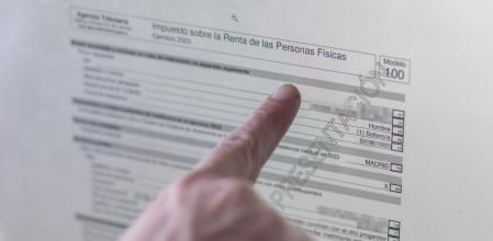 Una persona hace la declaración de la renta en un ordenador&nbsp;