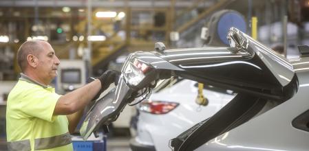 Un trabajador en un vehículo de la fábrica de Ford en Almussafes, a 24 de octubre de 2022&nbsp;