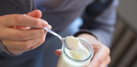 El consumo de yogur a largo plazo puede ayudar a prevenir algunos tipos de cáncer de colon, según un estudio