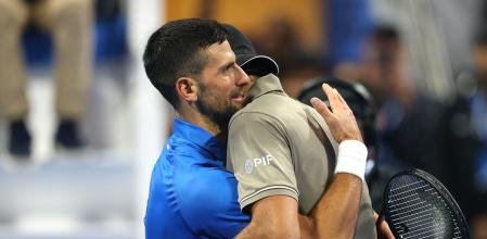 Novak Djokovic se abraza a Matteo Berrettini, este martes en Doha