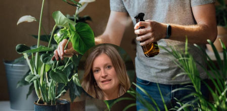 Un hombre cuidando de las plantas de casa