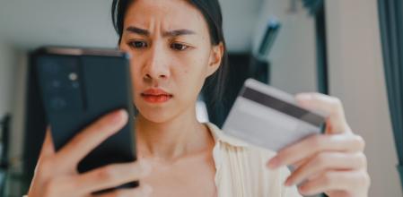 Una mujer comprobando los cargos a su tarjeta de crédito