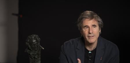 MADRID, 18/02/2025.- El director brasileño Walter Salles durante la entrevista con EFE tras recoger el Goya a la mejor película iberoamericana de la cinta 'Ainda estou aqui' ('Aún estoy aquí'), este martes en la Academia de Cine Madrid. Salles aplaudió este martes la 