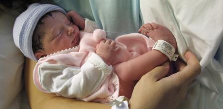 La cifra de nacimientos aumentó en España el año pasado por primera vez desde 2014.