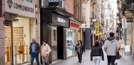 GENTE PASEANDO Y COMPRANDO EN LAS TIENDAS DE LA CALLE MAYOR, PRINCIPAL ZONA COMERCIAL DE LLEIDA
