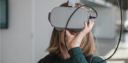 Un niño prueba unas gafas de realidad virtual.