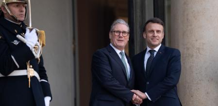 El primer ministro británico, Keir Starmer, y el presidente francés, Emmanuel Macron, el lunes, en París.