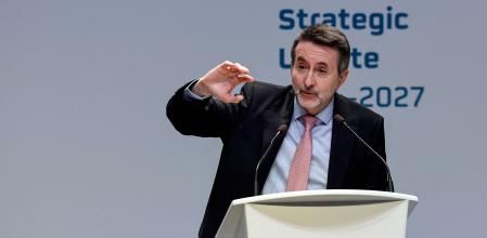 (FILES) Repsol CEO Josu Jon Imaz addresses a press conference to present the annual company results, in Madrid, on February 22, 2024. Spanish energy giant Repsol on February 20, 2025 said its net profit nearly halved in 2024 from the previous year as oil prices and refining margins fell, mirroring results by its European rivals. The profit of 1.76 billion euros ($1.84 billion) posted in 2024 represented a 45 percent fall from the 3.17 billion euros recorded in the previous year, the company said in a statement. (Photo by OSCAR DEL POZO / AFP)